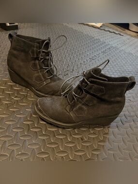 Sorel Toronto Black Suede Wedge Ankle Booties size 7